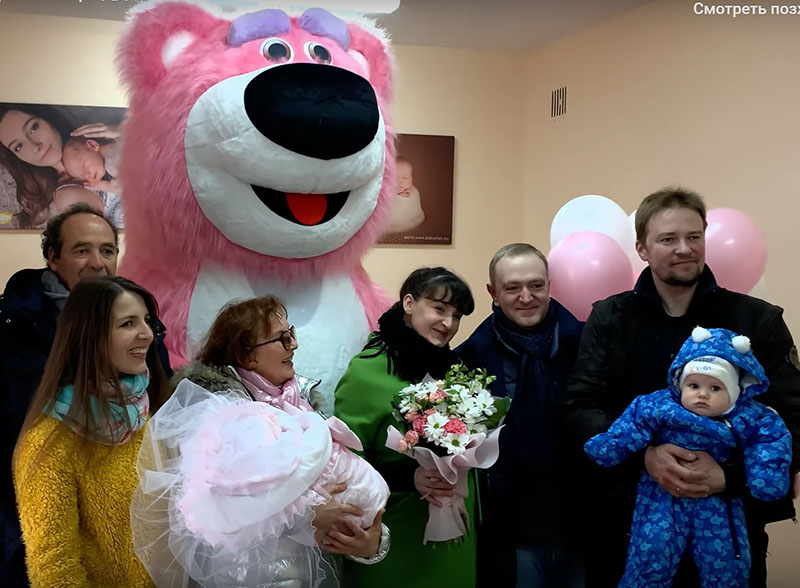 Большой розовый медведь - встреча из роддома в Минске.